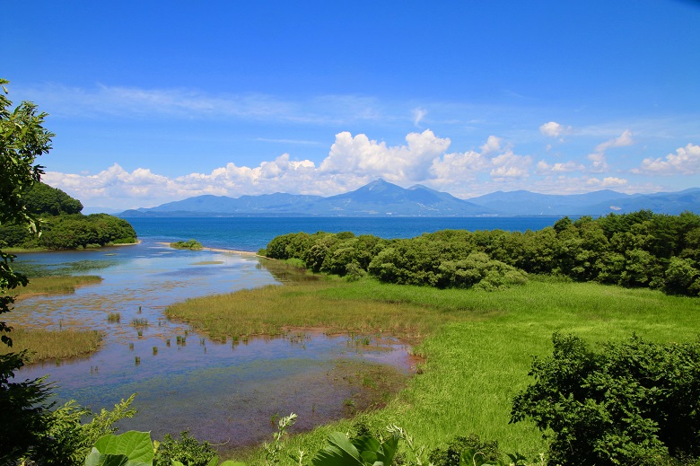 夏の猪苗代湖と磐梯山