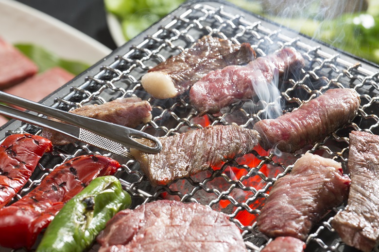 川辺のBBQ