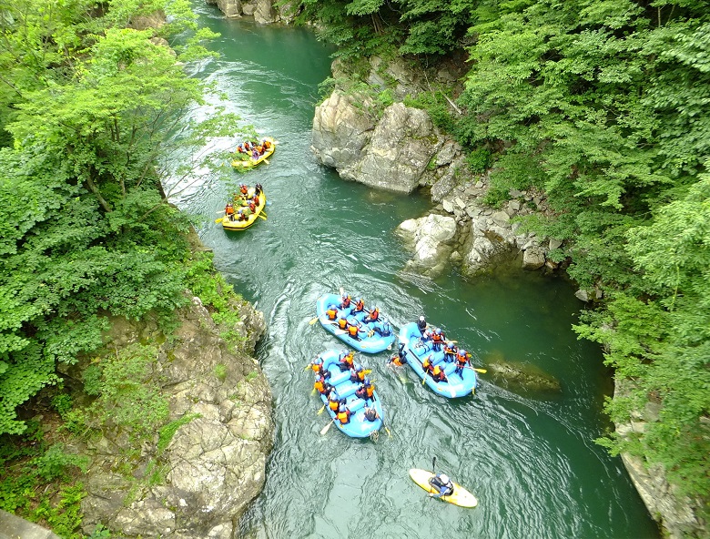 水上川でラフティング