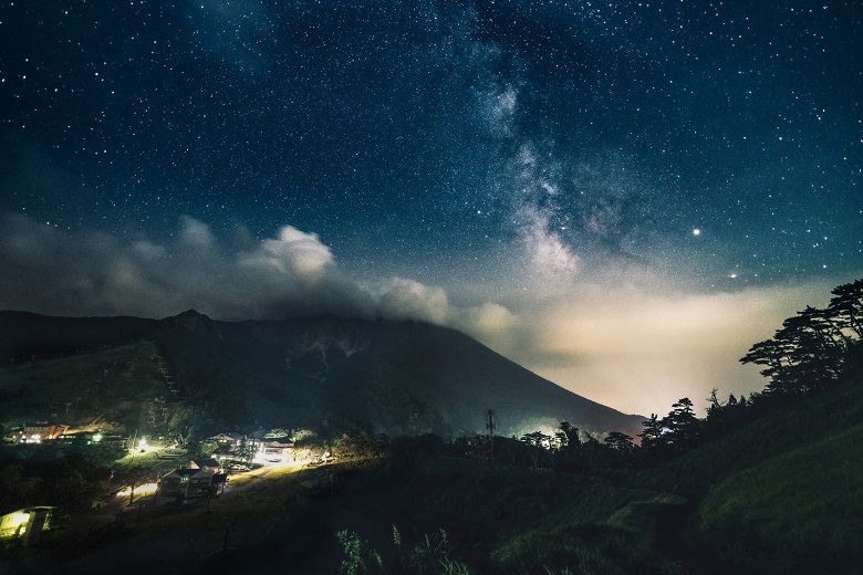 大山と星空