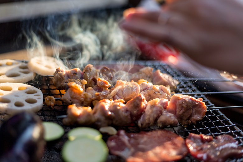 川沿いでBBQを楽しむ