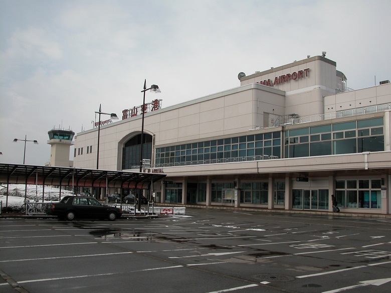 富山きときと空港の貸切バス乗り場