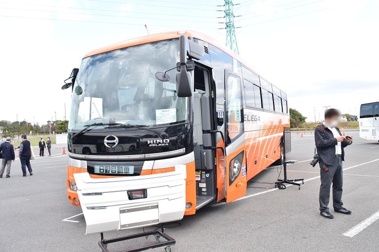 車内観光デモを行った日野セレガ