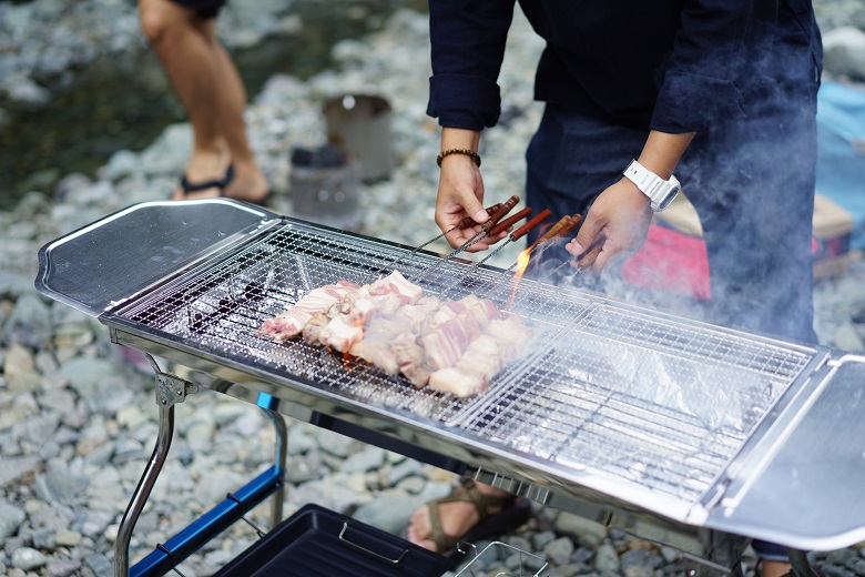 川辺でBBQ