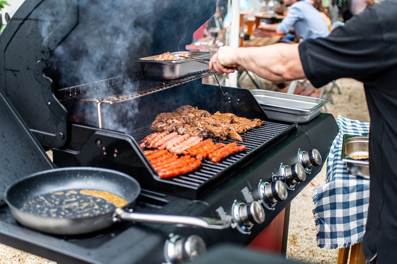 大勢で賑やかにBBQを楽しもう