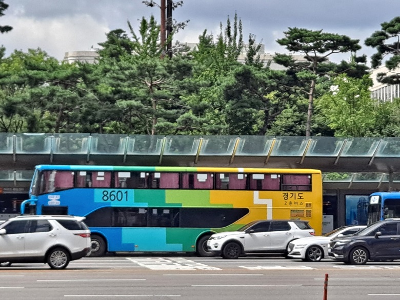 郊外と首都圏を結ぶ2階建てバスを導入