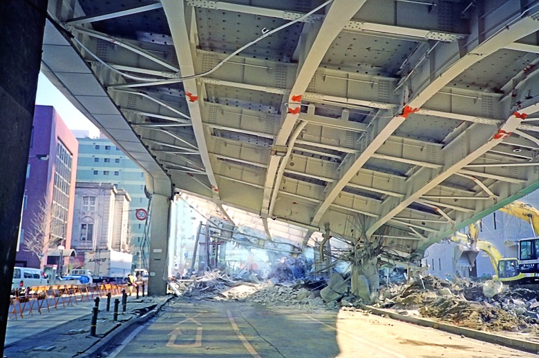 阪神・淡路大震災で倒壊した高速道路