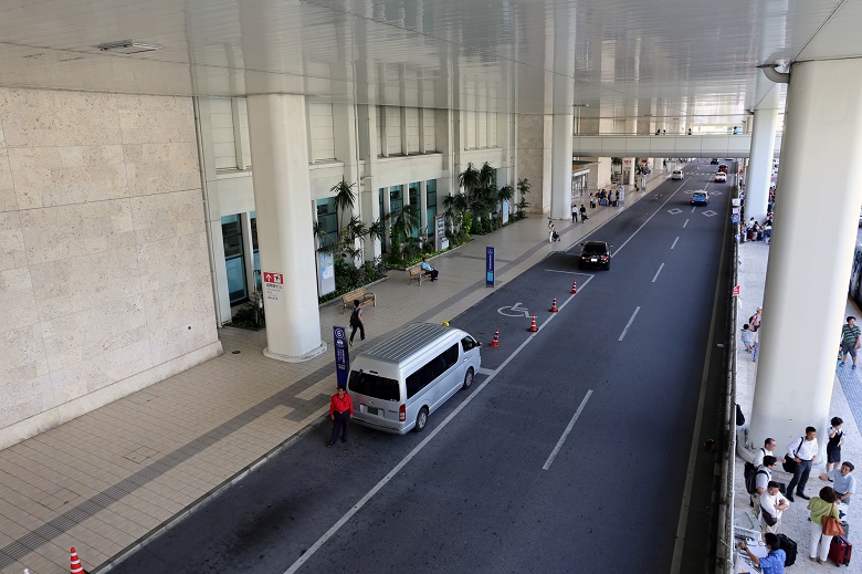 那覇空港・観光バス乗降所