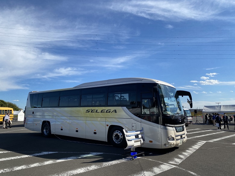 日野自動車「セレガハイデッカ・リフト付き」