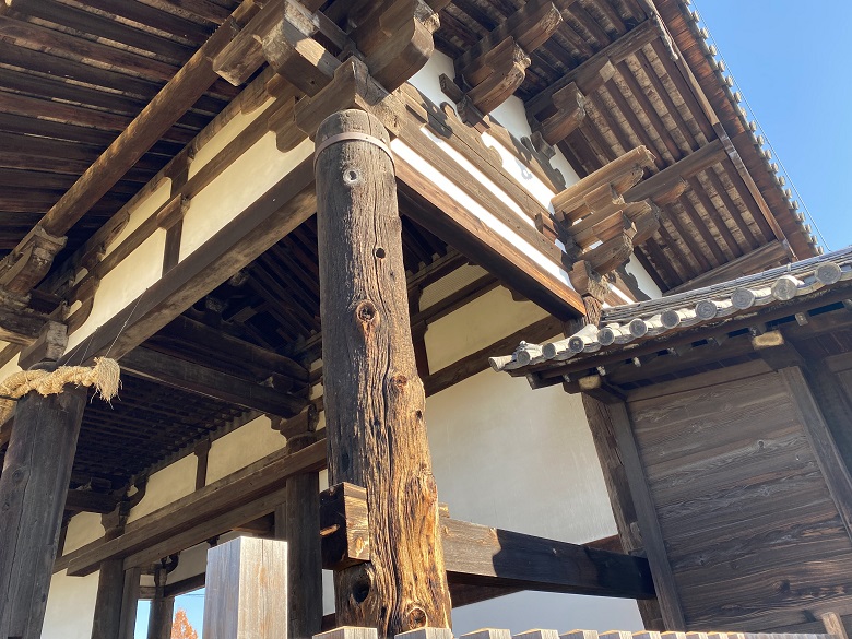 奈良時代の柱が残る転害門