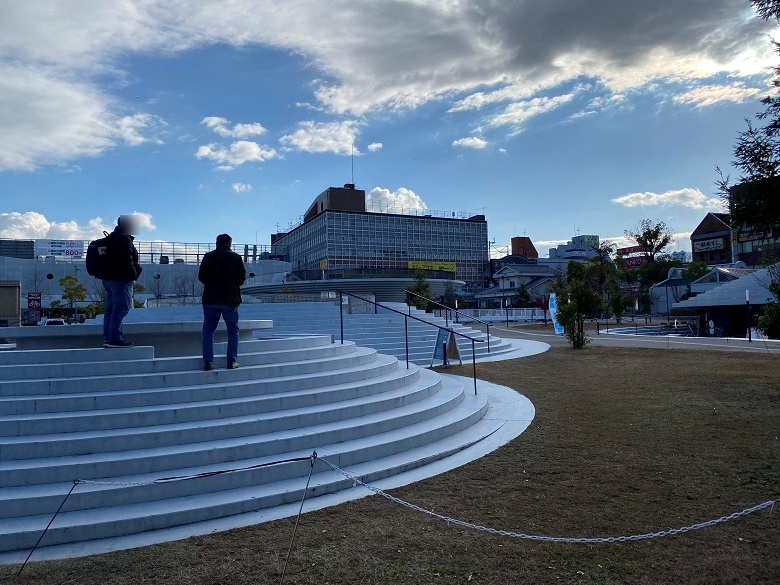 天理駅「東口ココフン広場」