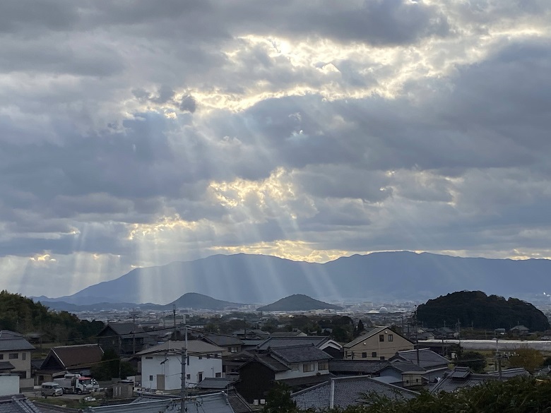 大和三山である耳成山（みみなしやま）、畝傍山（うねびやま）に美しい光が差し込んでいます