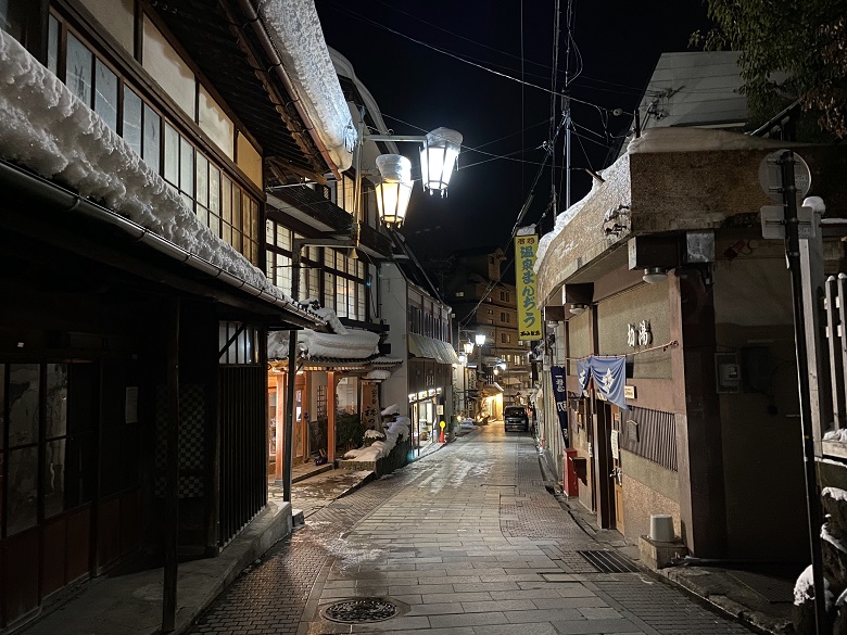 渋温泉・昭和レトロな石畳の温泉街