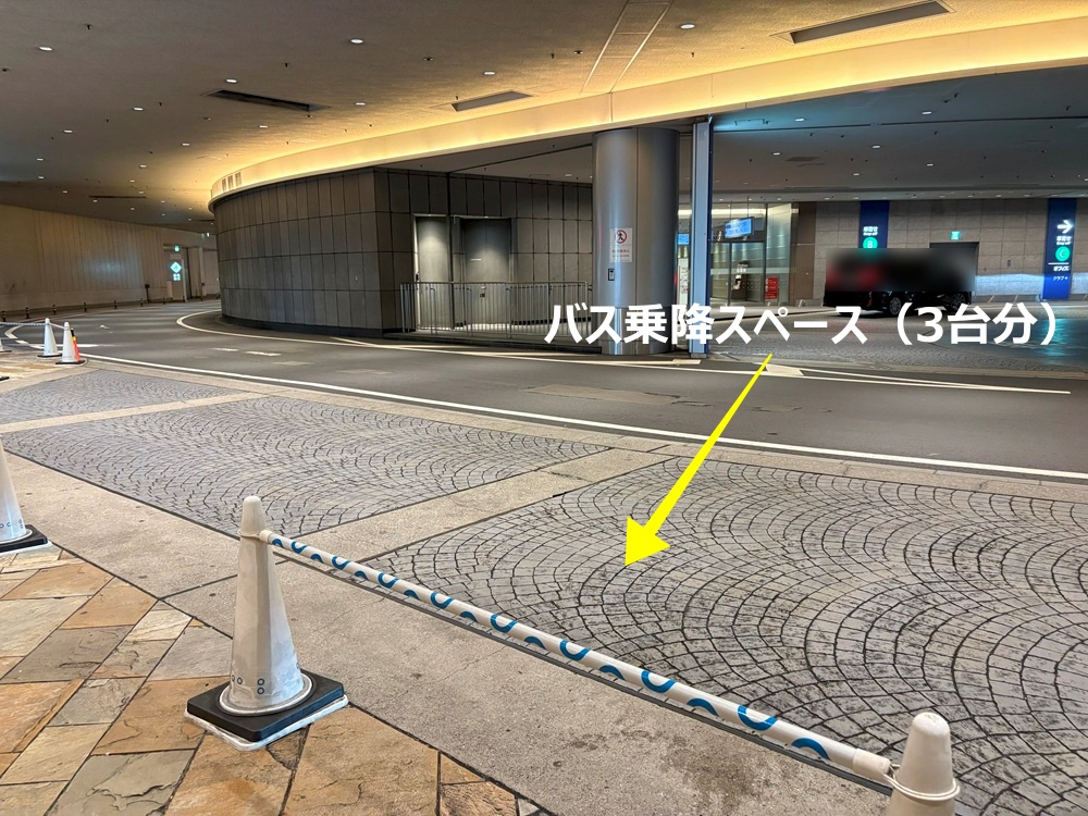バスの乗降スペースは3台分あり