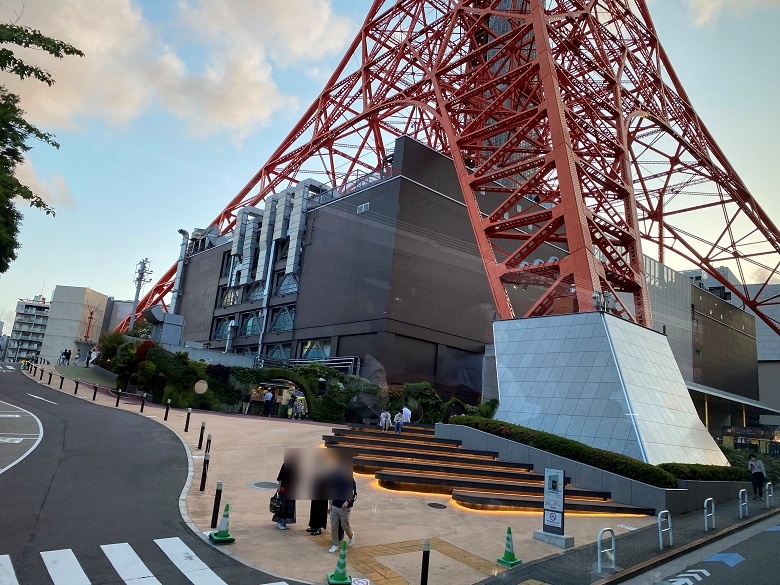 東京タワーのすぐ脇を通過