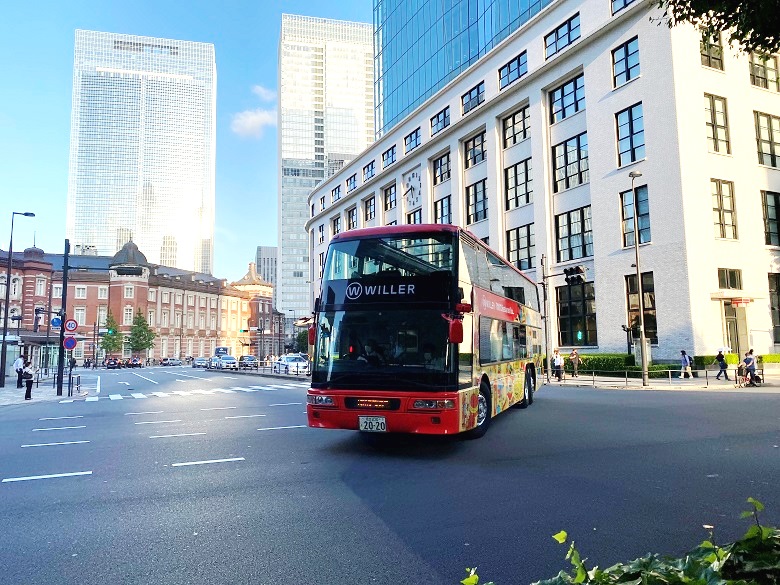 東京駅丸ビル前に向かう東京レストランバス