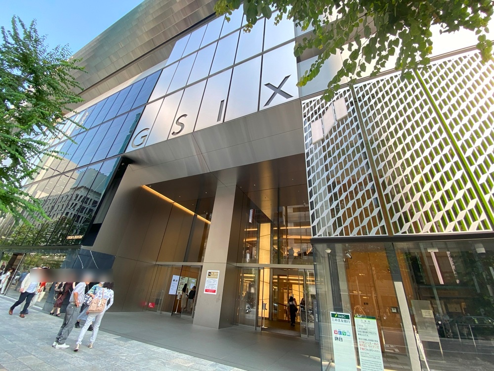 銀座シックスは中央通り沿いにある