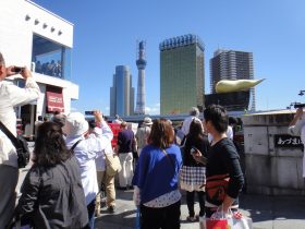 建築途中のスカイツリーと吾妻橋