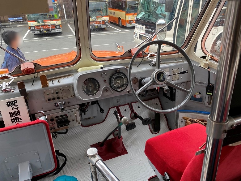 ボンネットバスの運転席