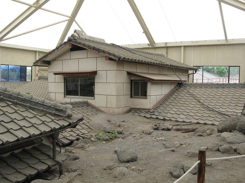 火山灰で埋まる住宅（雲仙普賢岳の例）