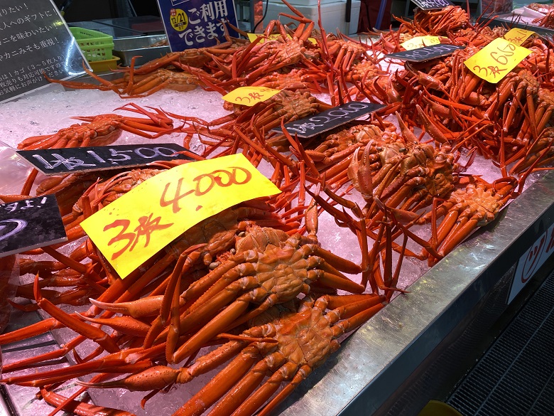 カニ専門のお店に並ぶズワイガニ