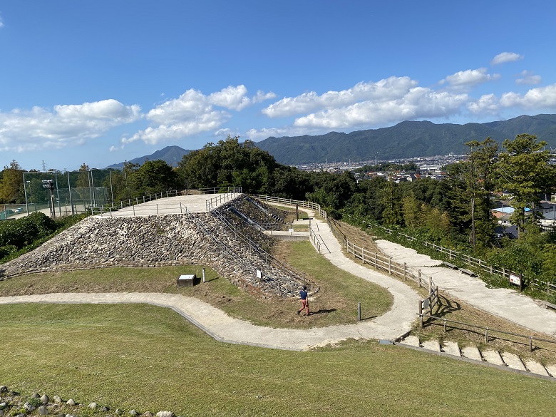 出雲や北陸地方を中心に観られる「四隅突出型墳丘墓」