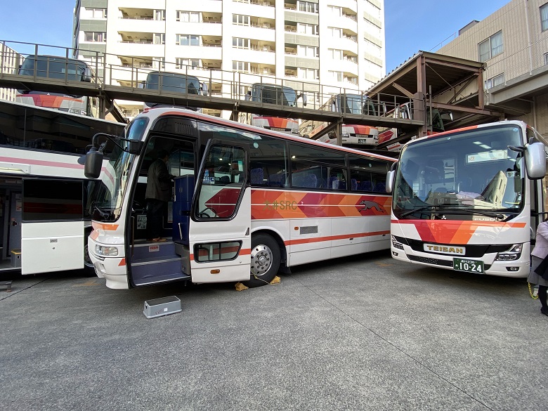 新・旧バスを自由に見学