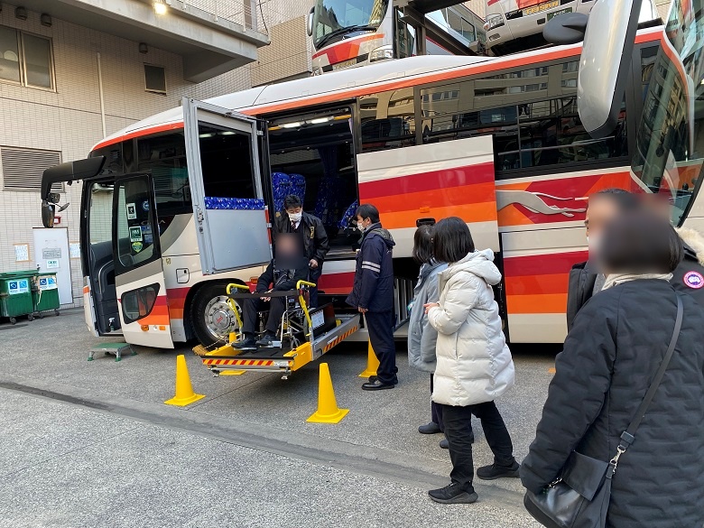 リフト付きバスで車いすで乗車体験