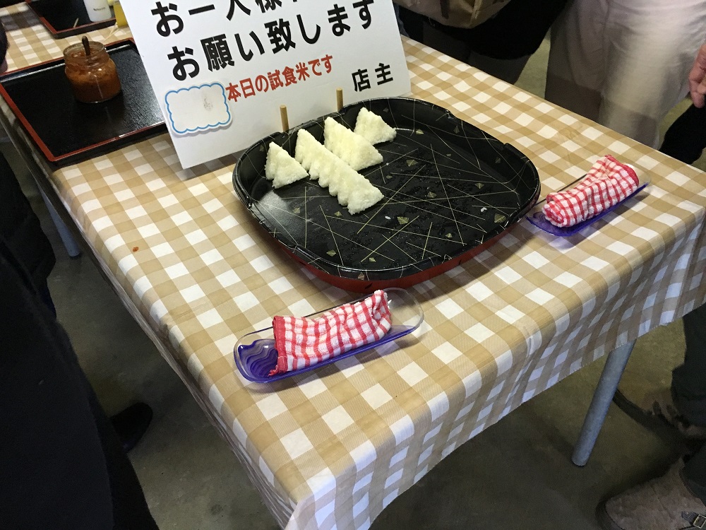 試食用のおにぎりを提供