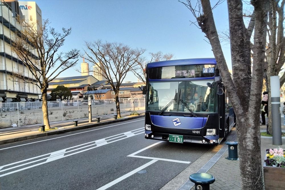 神戸の湾岸沿いを走る連節バス・ポートループ