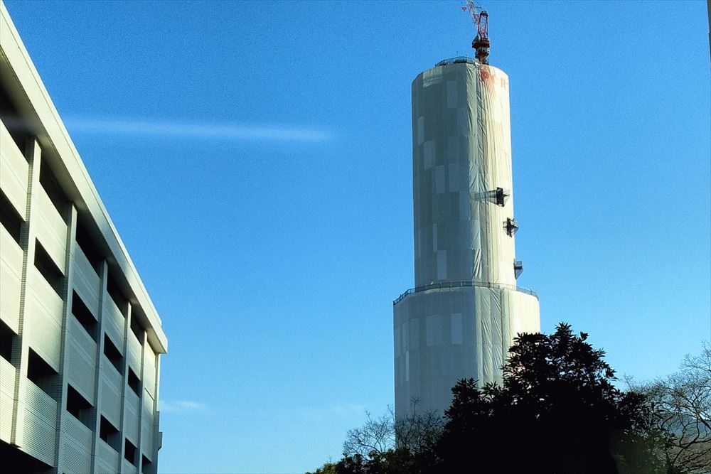 神戸のシンボル・ポートタワーは、改修工事中です