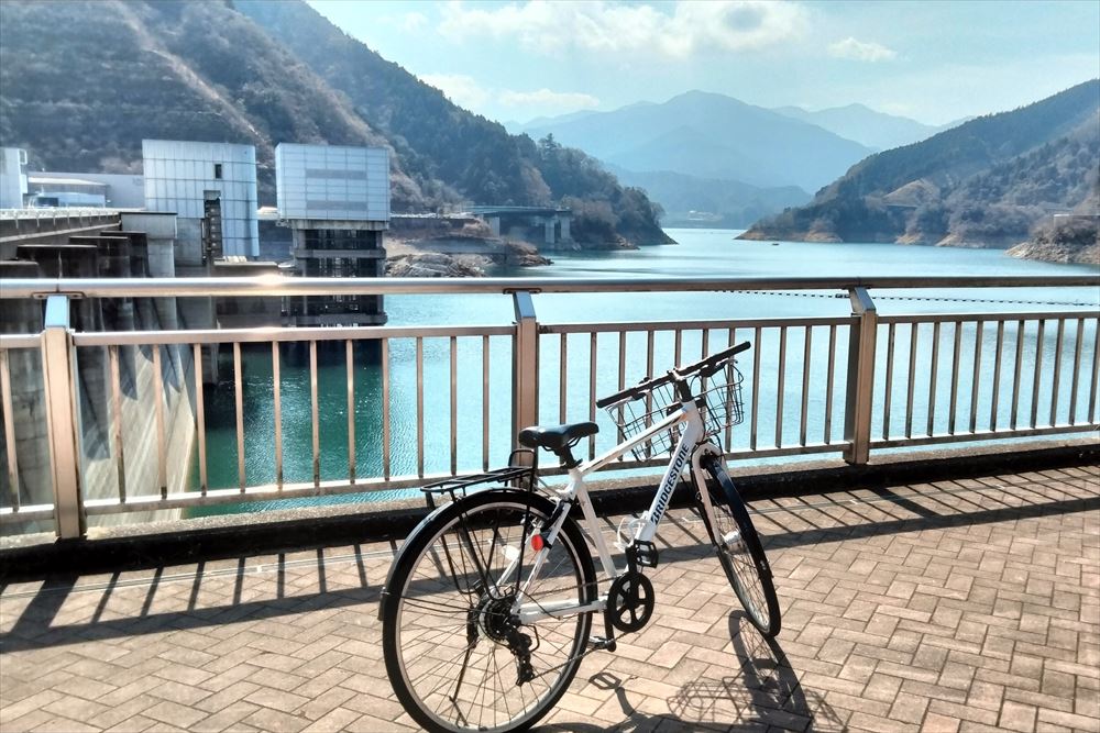 宮ヶ瀬湖と自転車。眺めのいいスポットです