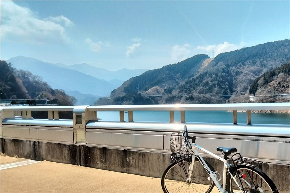 宮ヶ瀬湖ダムのてっぺんからの眺め。