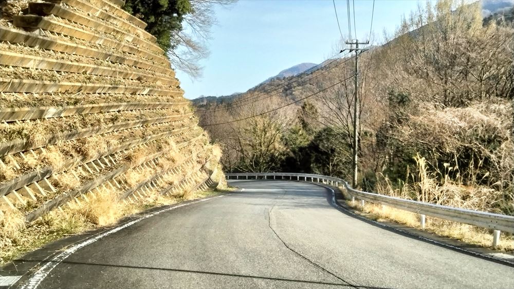 あいかわ公園の中の、ダム管理用道路