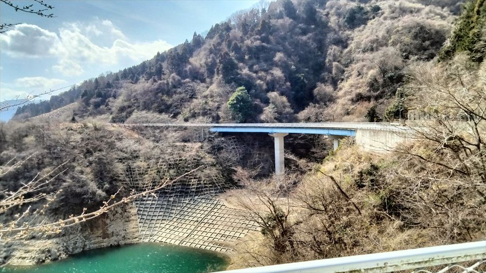 宮ヶ瀬湖周辺のトンネルを出たところをパシャリ