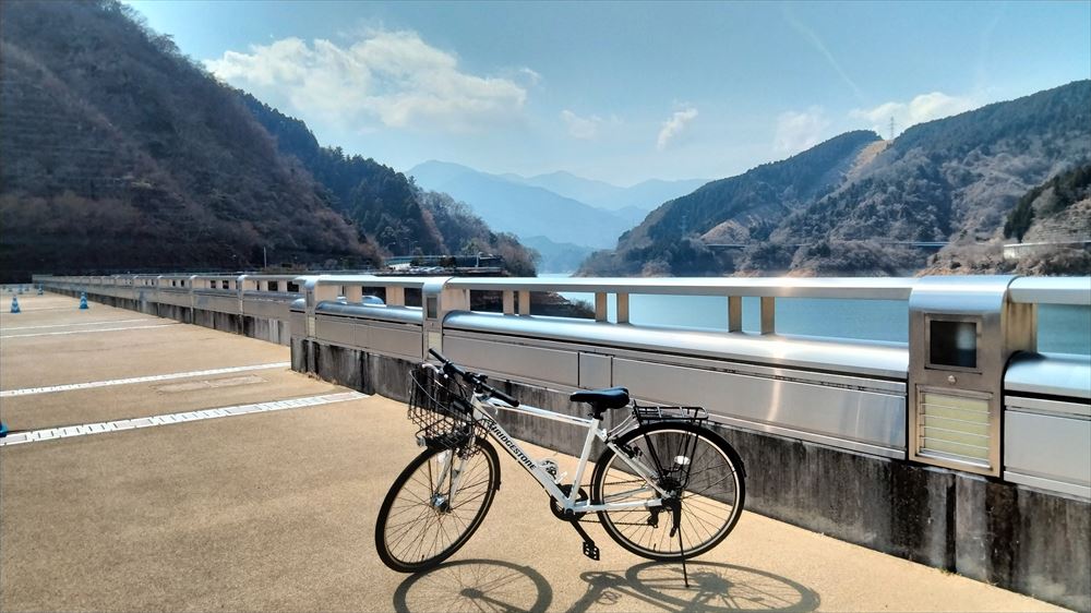 天気がよく、宮ヶ瀬湖の湖面はキラキラしていました