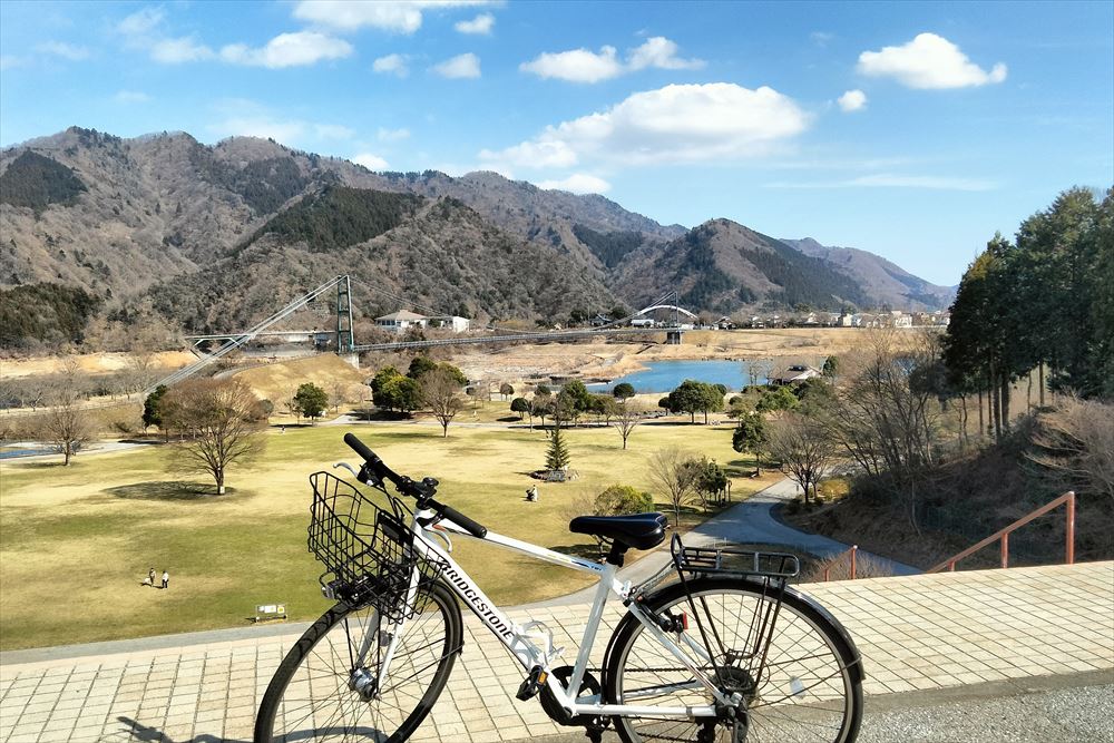 眺めのいい宮ヶ瀬湖半園地と自転車