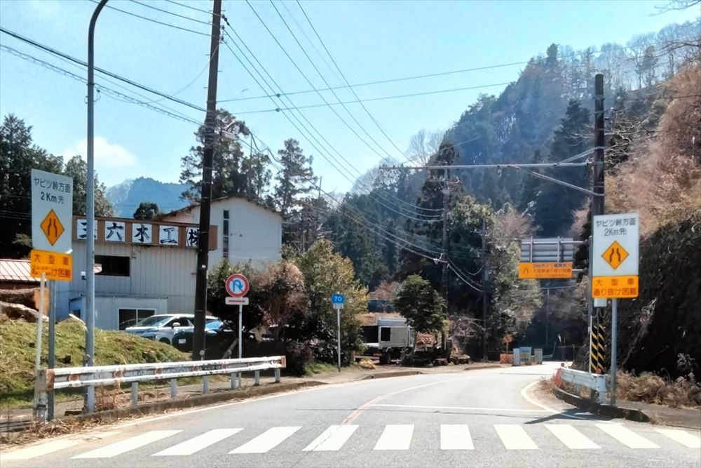 ヤビツ峠への坂道はロードバイク界では険しい山道として有名
