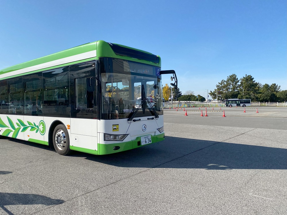 アルファバスジャパンの電気バス（バステクin首都圏2022より）
