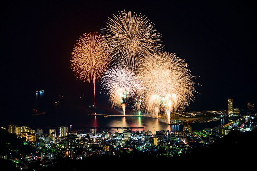 熱海の夜景と花火