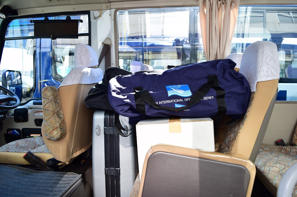 マイクロバスは座席をつぶして荷物を載せる