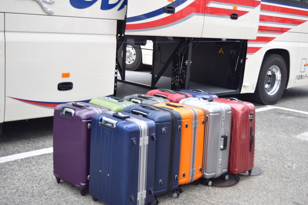 スーツケース10個を大型バスに積んでみる