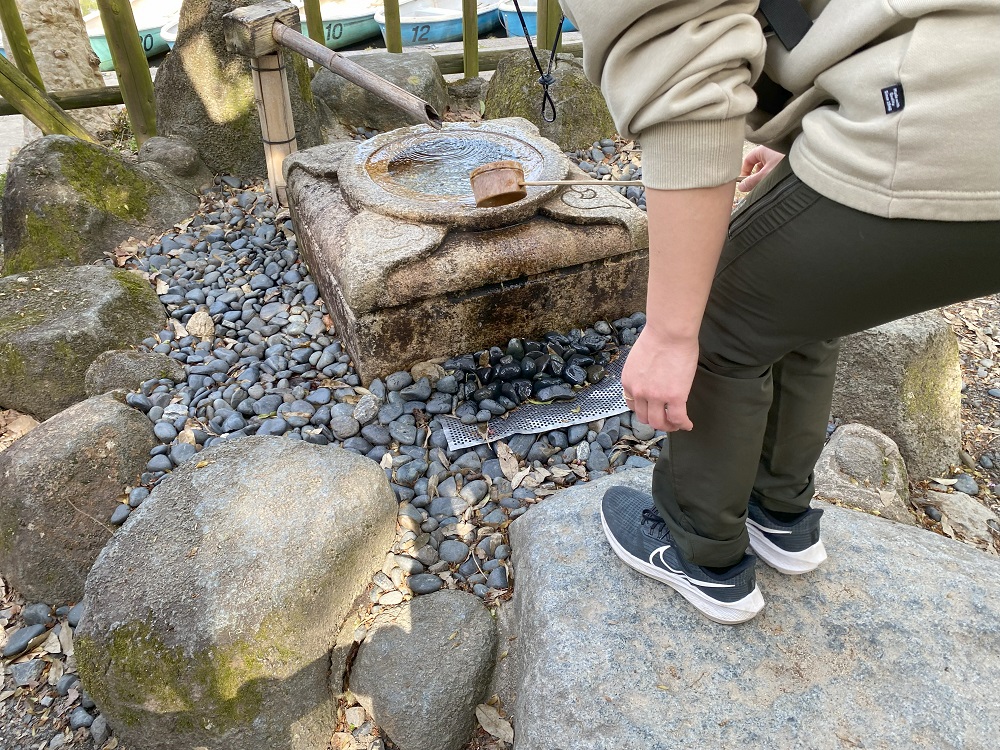 洞水門の水琴窟に耳を傾ける