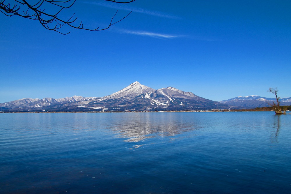 猪苗代湖と磐梯山