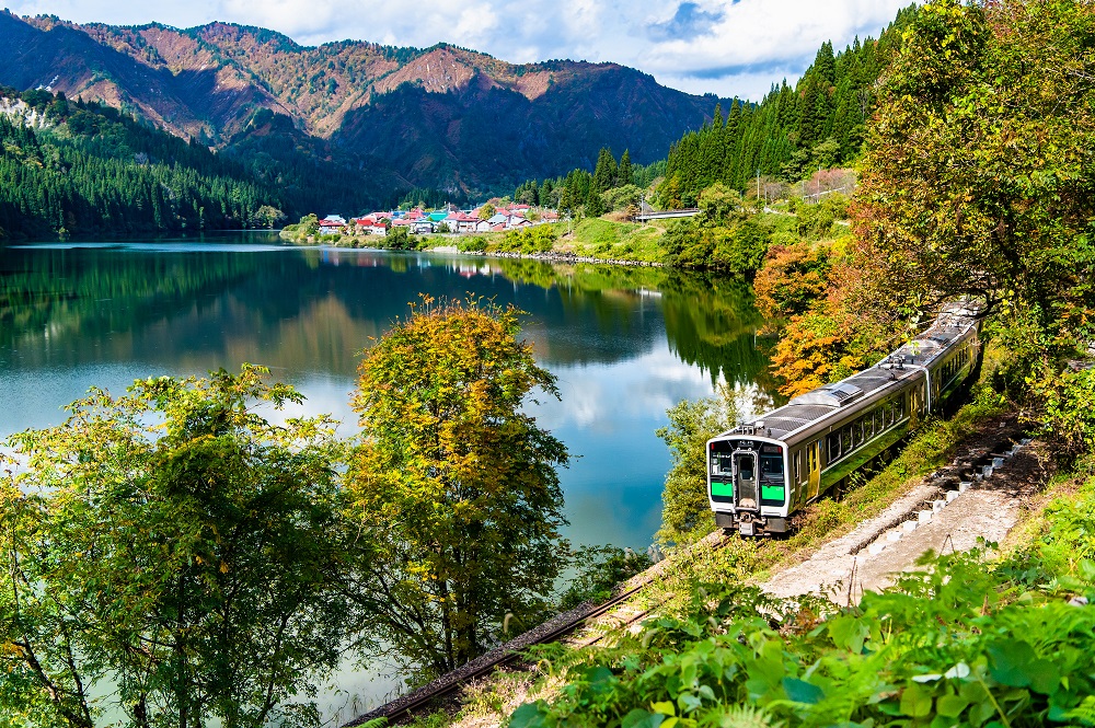 福島県 紅葉の只見線（会津川口付近）