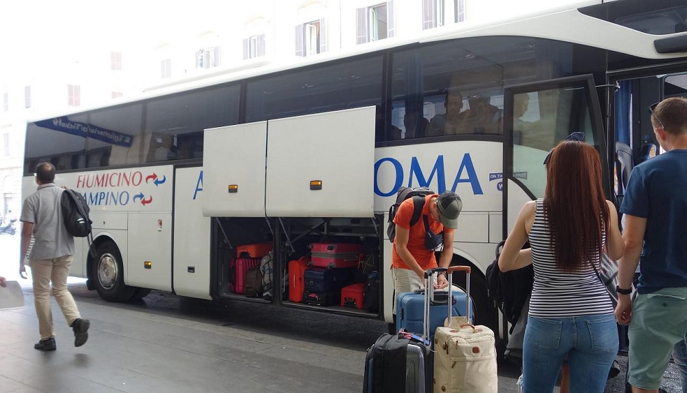 側面から見たRome Airport Busの車体