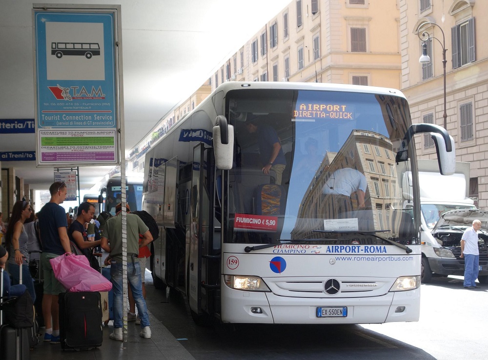 前方から見たRome Airport Busの車体