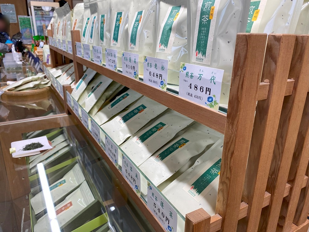 自慢の宇治茶を店内で販売