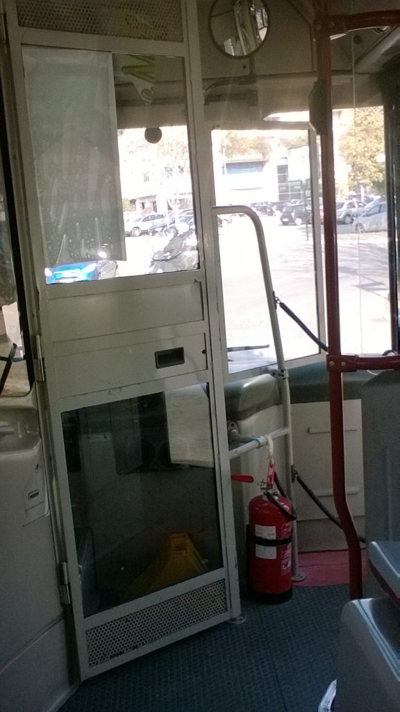 ローマ市バスの個室型運転席