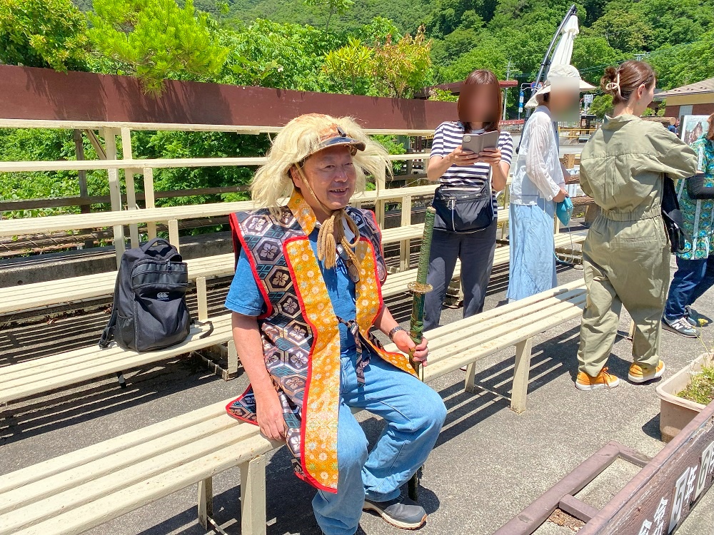 いきなりコスプレさせられる歴史作家